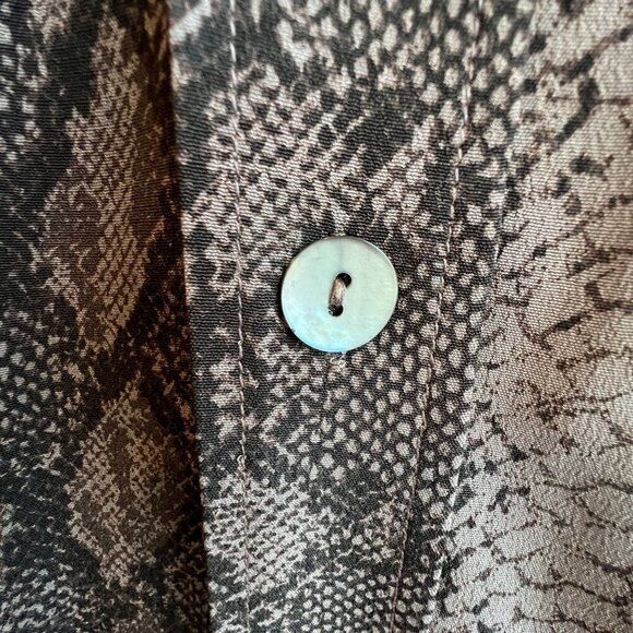 Chico's Design Size 2/ US L Snake Animal Print Blouse Abalone Buttons Longline - Picture 3 of 11